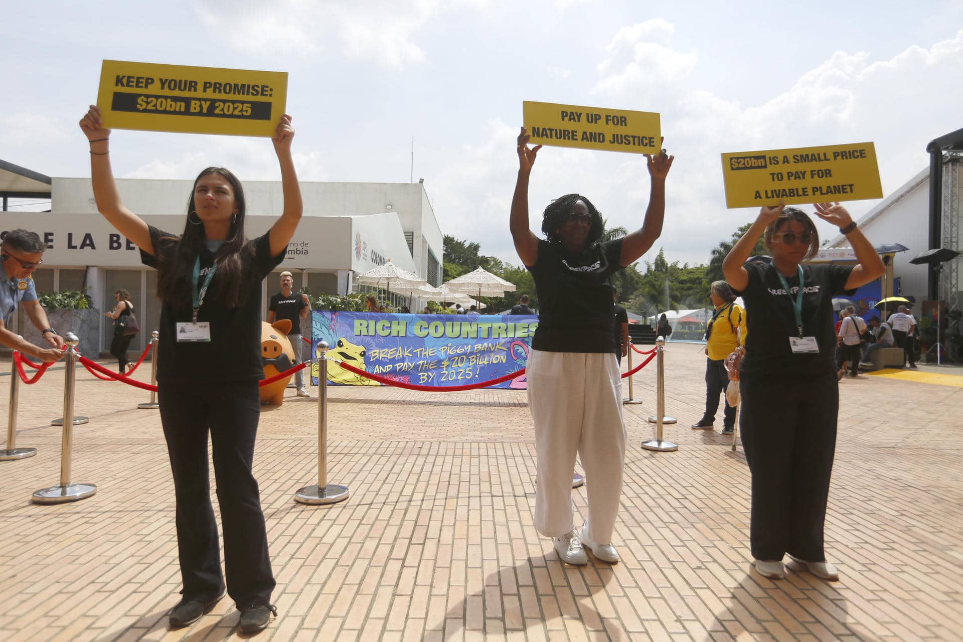 Activistas de Greenpeace protestan durante la COP16 este lunes en Cali (Colombia). Una alcancia gigante en forma de marrano fue instalada este lunes en la Zona Azul de la COP16, donde se celebra el Día de Financiamiento y Mecanismos de Implementación, para pedir "a los países ricos abrir su hucha" y cumplir con los compromisos financieros a los que se comprometieron para 2025. EFE/Ernesto Guzmán