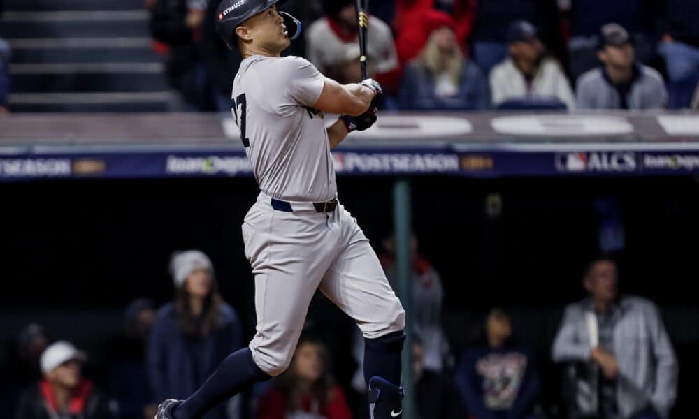 Giancarlo Stanton conectó un jonrón de tres carreras para los Yanquis contra los Guardianes de Cleveland en el sexto inning. EFE/EPA/DAVID MAXWELL