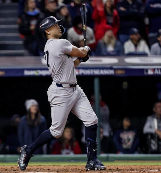 Giancarlo Stanton conectó un jonrón de tres carreras para los Yanquis contra los Guardianes de Cleveland en el sexto inning. EFE/EPA/DAVID MAXWELL