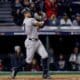 Giancarlo Stanton conectó un jonrón de tres carreras para los Yanquis contra los Guardianes de Cleveland en el sexto inning. EFE/EPA/DAVID MAXWELL