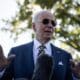 El presidente estadounidense, Joe Biden, habla con representantes de los medios antes de salir de la Casa Blanca en Washington, el 24 de octubre de 2024. EFE/EPA/TIERNEY L. CROSS / POOL