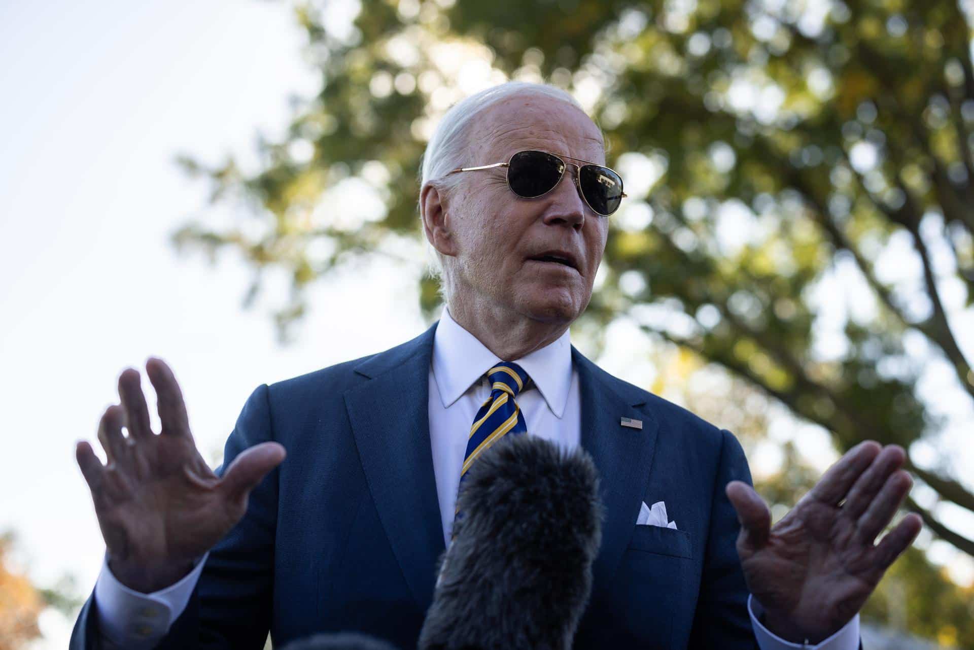 El presidente estadounidense, Joe Biden, habla con representantes de los medios antes de salir de la Casa Blanca en Washington, el 24 de octubre de 2024. EFE/EPA/TIERNEY L. CROSS / POOL