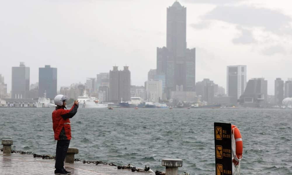 Una persona toma un registro del mar mientras se encuentra en el puerto de la ciudad de Kaohsiung, en previsión del tifón Krathon, Taiwán, el 1 de octubre de 2024. EFE/EPA/RITCHIE B. TONGO