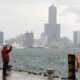 Una persona toma un registro del mar mientras se encuentra en el puerto de la ciudad de Kaohsiung, en previsión del tifón Krathon, Taiwán, el 1 de octubre de 2024. EFE/EPA/RITCHIE B. TONGO