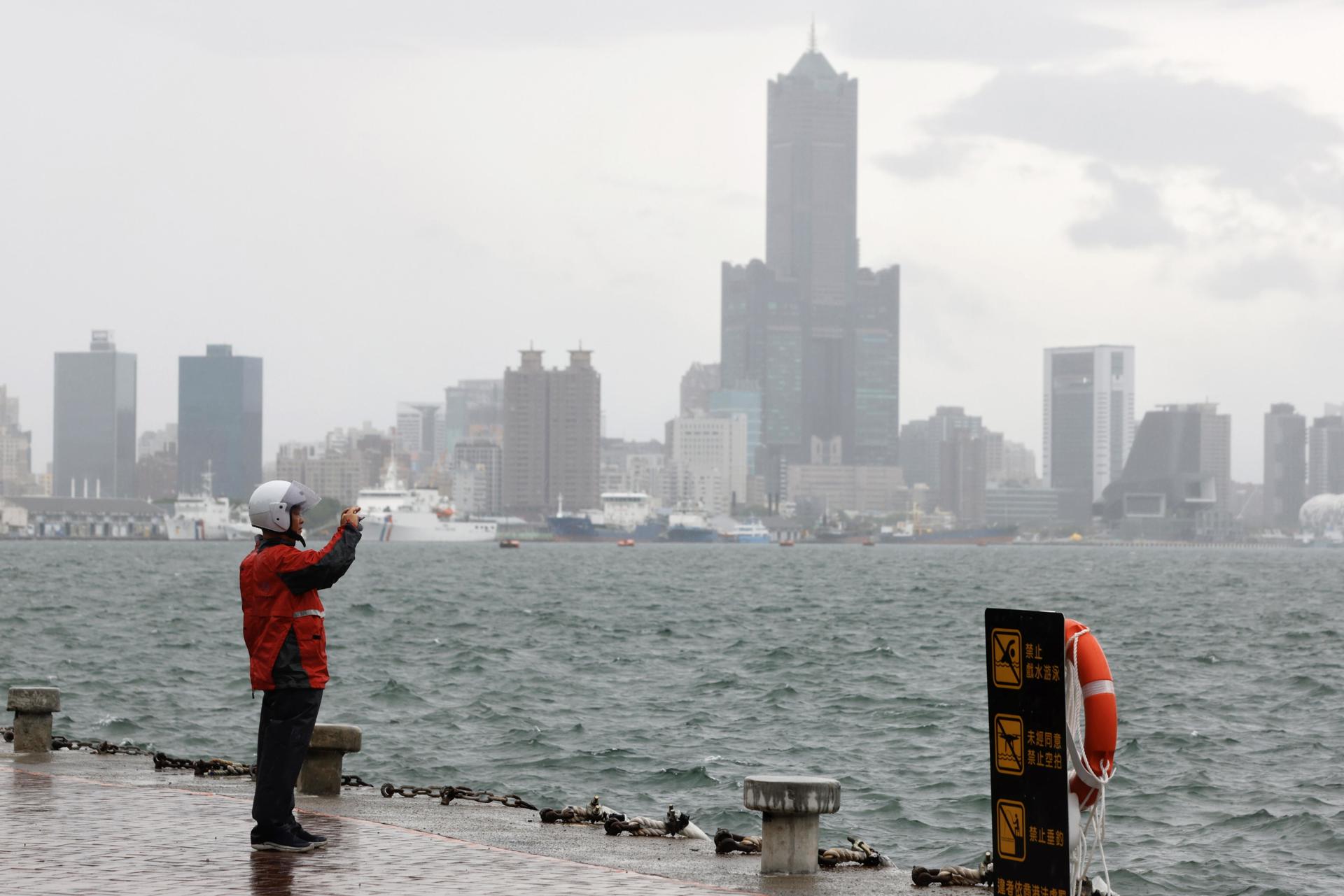 Una persona toma un registro del mar mientras se encuentra en el puerto de la ciudad de Kaohsiung, en previsión del tifón Krathon, Taiwán, el 1 de octubre de 2024. EFE/EPA/RITCHIE B. TONGO