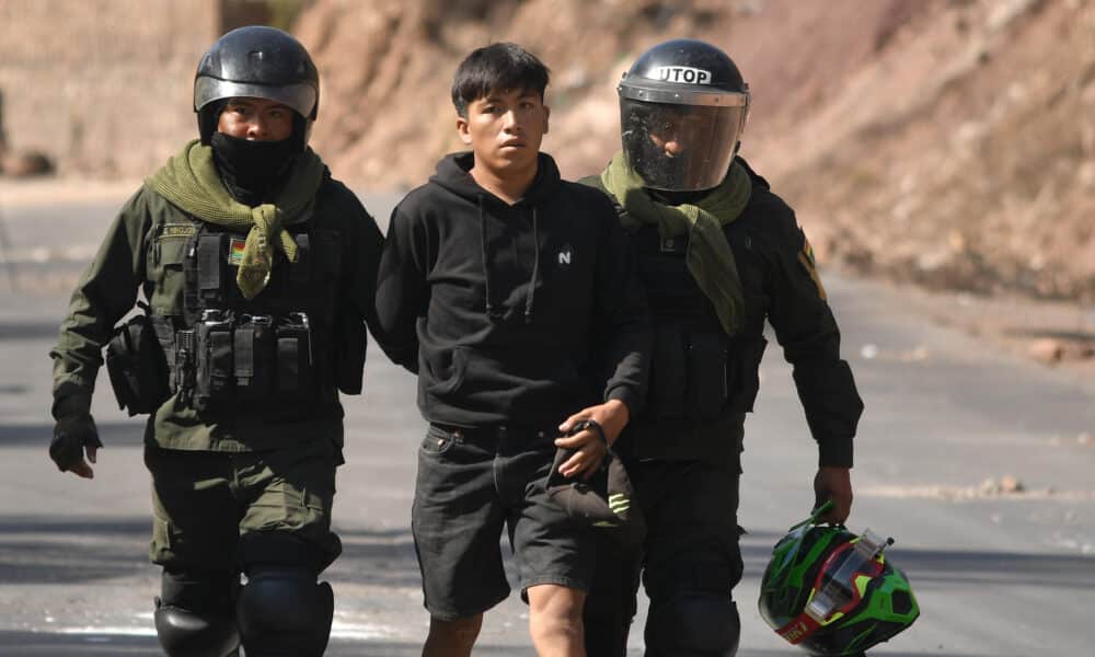 Integrantes de la Policía Boliviana detienen a una persona durante enfrentamientos con seguidores del expresidente de Bolivia Evo Morales (2006-2019) este viernes, en Parotani (Bolivia). EFE/ Jorge Abrego