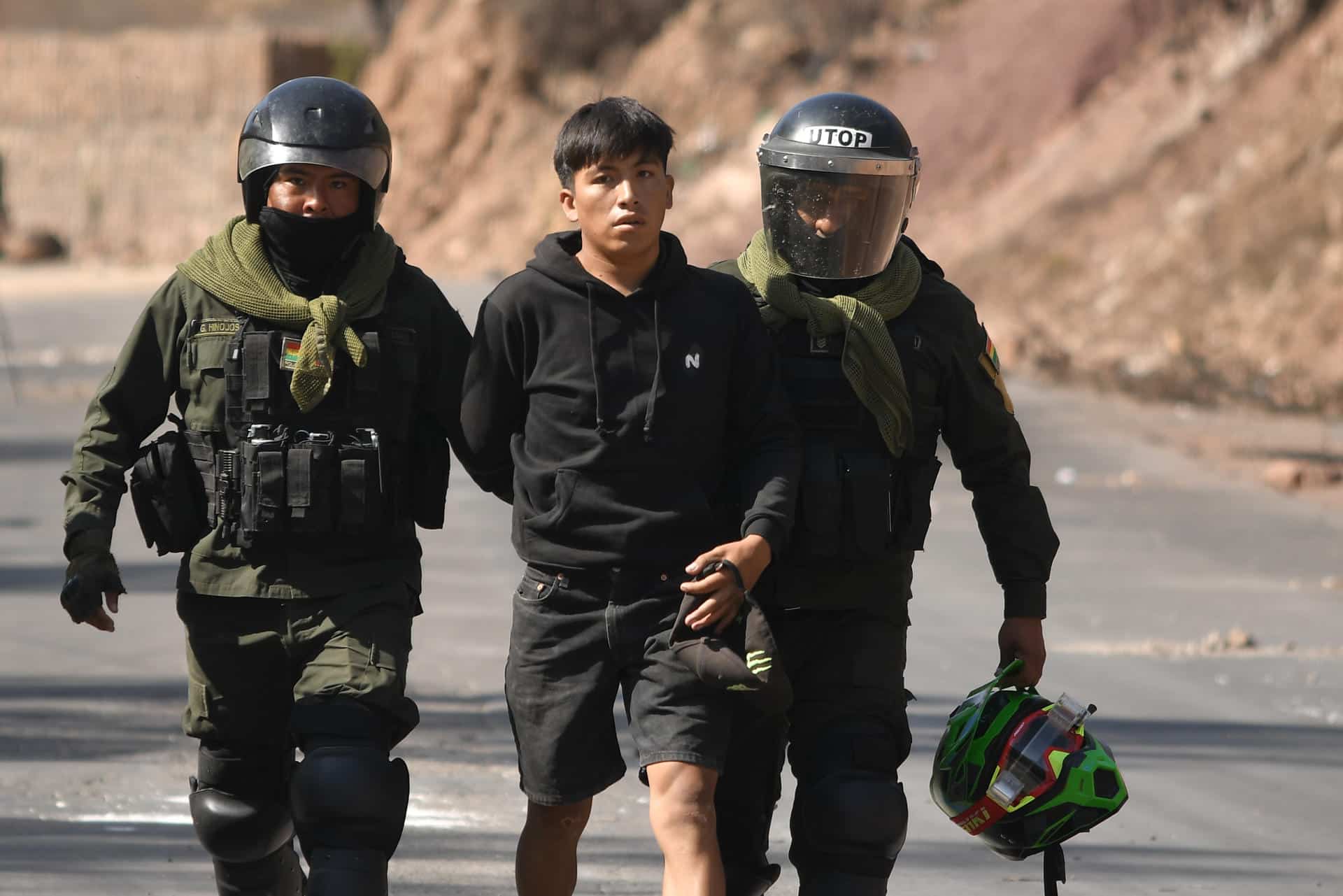 Integrantes de la Policía Boliviana detienen a una persona durante enfrentamientos con seguidores del expresidente de Bolivia Evo Morales (2006-2019) este viernes, en Parotani (Bolivia). EFE/ Jorge Abrego