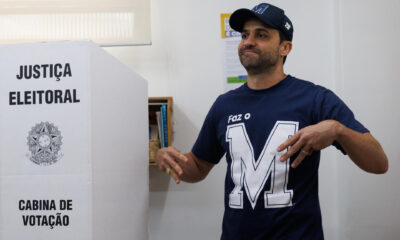 El candidato a la alcaldía de São Paulo, Pablo Marçal posa durante la votación para las elecciones municipales este domingo, en el Centro Educacional Brandão en São Paulo (Brasil). EFE/ Isaac Fontana