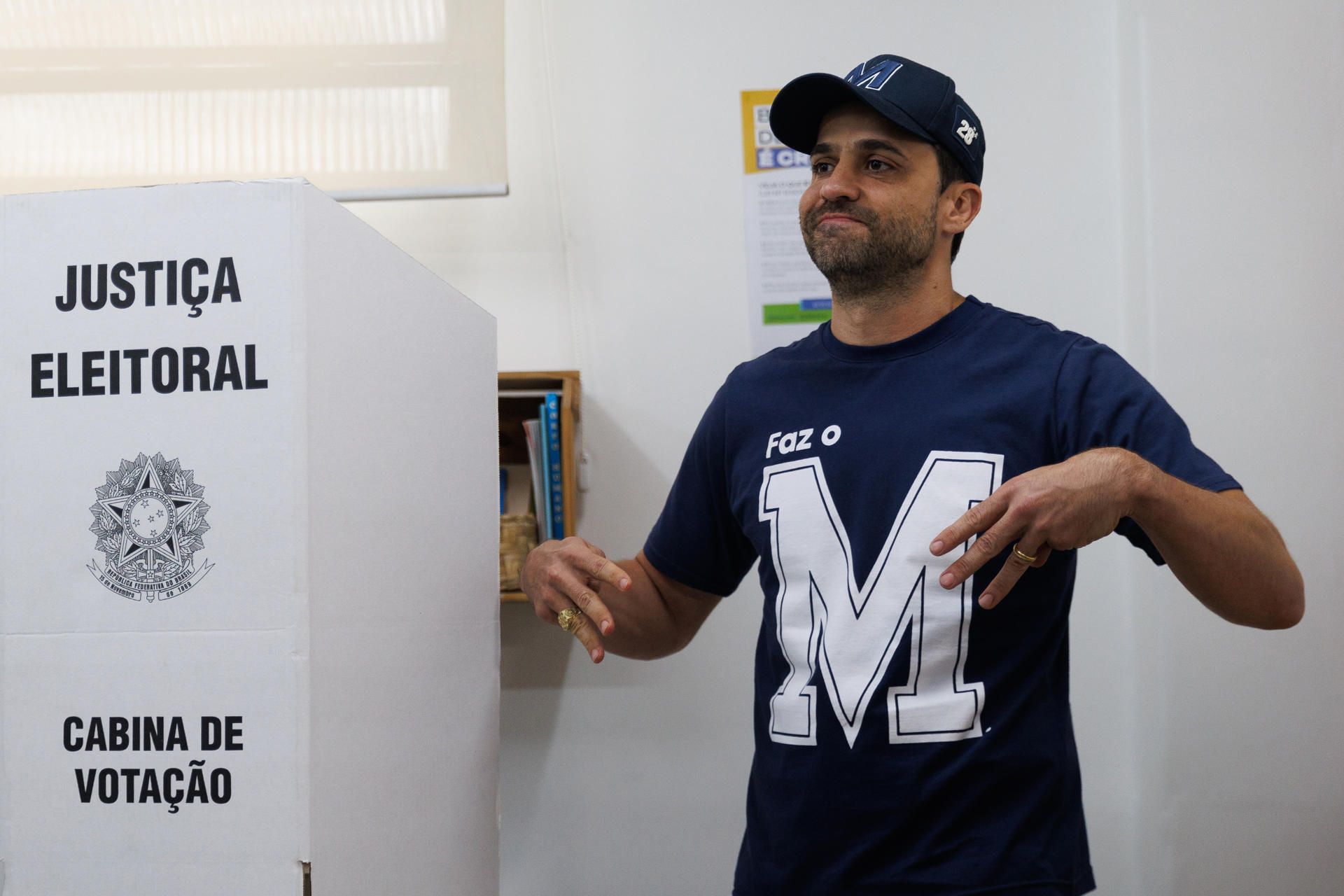 El candidato a la alcaldía de São Paulo, Pablo Marçal posa durante la votación para las elecciones municipales este domingo, en el Centro Educacional Brandão en São Paulo (Brasil). EFE/ Isaac Fontana