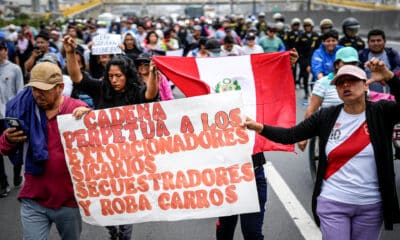 Fotografía de archivo del 10 de octubre de 2024 de un grupo de personas que participan en una protesta contra el sicariato, la violencia y la inseguridad, en Lima Personas participan en una marcha de protesta contra la inseguridad, este jueves en Lima (Perú). EFE/ Stringer