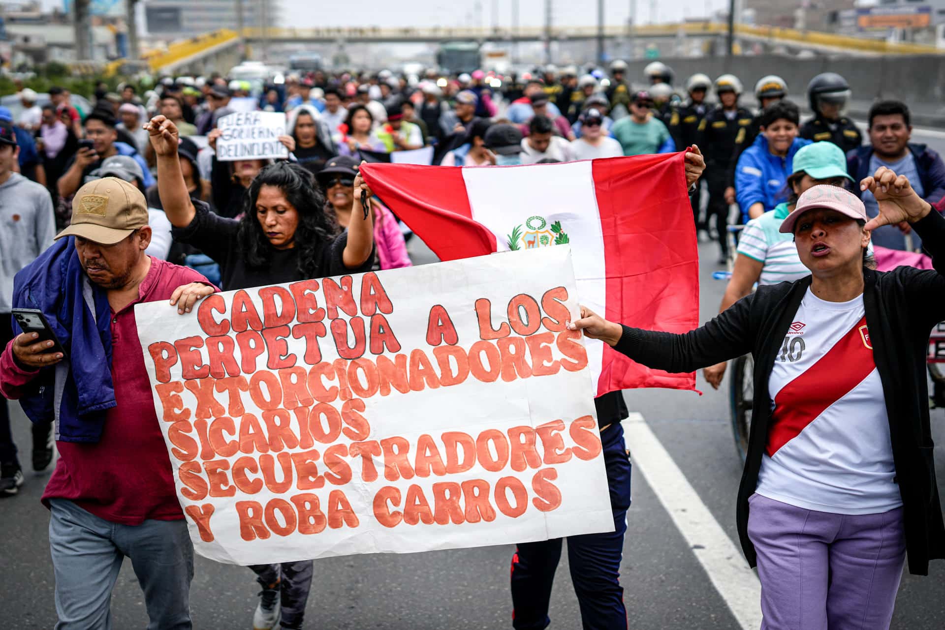 Fotografía de archivo del 10 de octubre de 2024 de un grupo de personas que participan en una protesta contra el sicariato, la violencia y la inseguridad, en Lima Personas participan en una marcha de protesta contra la inseguridad, este jueves en Lima (Perú). EFE/ Stringer