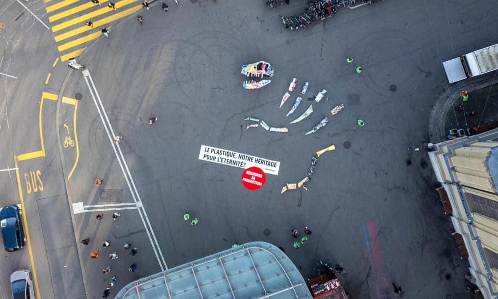 La organización medioambiental Greenpeace desplegó este martes un "fósil" de dinosaurio de una docena de metros de largo, pero con plásticos en lugar de huesos, con el fin de llamar la atención sobre la necesidad de reducir globalmente el uso de estos materiales, a pocas semanas de que se celebren negociaciones internacionales al respecto. El acto tuvo lugar en una céntrica calle de Berna, la capital suiza, con el fin de presionar para que la supuestamente última ronda de negociaciones para un tratado de prohibición y limitación en el uso de plásticos se inicie el 25 de noviembre en Busan (Corea del Sur), destacó un comunicado de la organización.-EFE/Greenpeace***SOLO USO EDITORIAL/SOLO DISPONIBLE PARA ILUSTRAR LA NOTICIA QUE ACOMPAÑA (CRÉDITO OBLIGATORIO)***