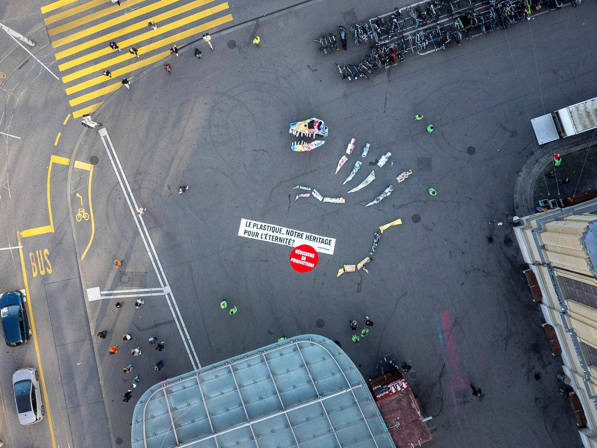 La organización medioambiental Greenpeace desplegó este martes un "fósil" de dinosaurio de una docena de metros de largo, pero con plásticos en lugar de huesos, con el fin de llamar la atención sobre la necesidad de reducir globalmente el uso de estos materiales, a pocas semanas de que se celebren negociaciones internacionales al respecto. El acto tuvo lugar en una céntrica calle de Berna, la capital suiza, con el fin de presionar para que la supuestamente última ronda de negociaciones para un tratado de prohibición y limitación en el uso de plásticos se inicie el 25 de noviembre en Busan (Corea del Sur), destacó un comunicado de la organización.-EFE/Greenpeace***SOLO USO EDITORIAL/SOLO DISPONIBLE PARA ILUSTRAR LA NOTICIA QUE ACOMPAÑA (CRÉDITO OBLIGATORIO)***