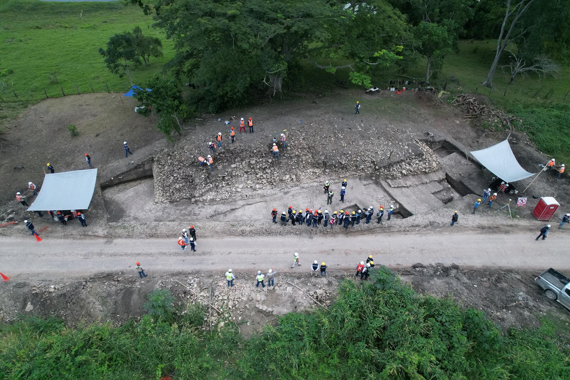 Imagen de archivo de trabajadores que laboran en el salvamento arqueológico del tramo 1 de las obras de construcción del Tren Maya, en el municipio de Palenque, estado de Chiapas (México). EFE/ Manuel López