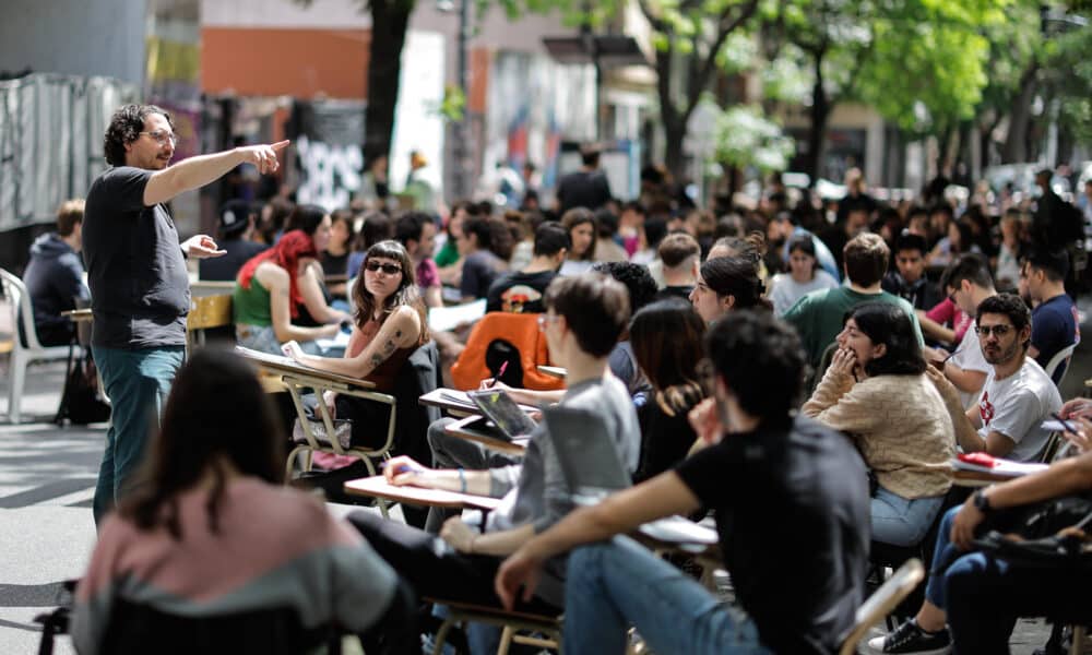 Estudiantes realizan clases frente a la facultad de Ciencias Sociales de la Universidad de Buenos Aires en rechazo al veto a la ley de financiamiento universitario del Gobierno de Javiel Milei. EFE/ Juan Ignacio Roncoroni