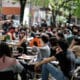 Estudiantes realizan clases frente a la facultad de Ciencias Sociales de la Universidad de Buenos Aires en rechazo al veto a la ley de financiamiento universitario del Gobierno de Javiel Milei. EFE/ Juan Ignacio Roncoroni