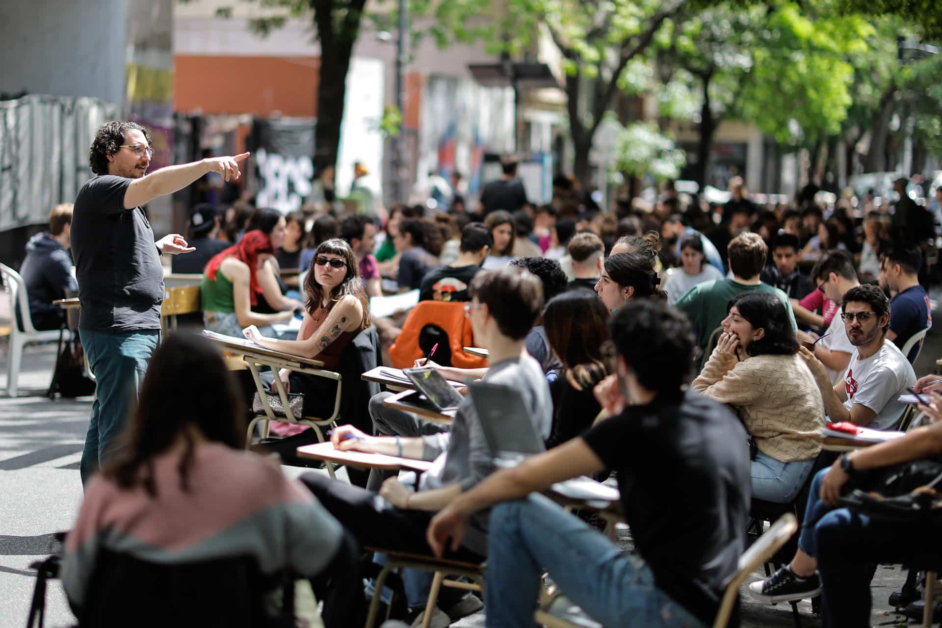 Estudiantes realizan clases frente a la facultad de Ciencias Sociales de la Universidad de Buenos Aires en rechazo al veto a la ley de financiamiento universitario del Gobierno de Javiel Milei. EFE/ Juan Ignacio Roncoroni