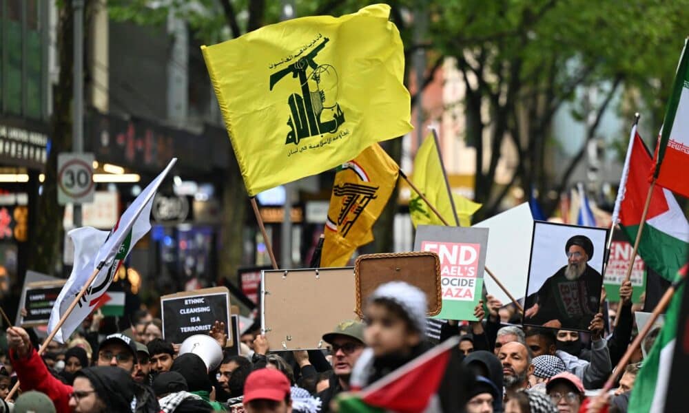 La bandera de Hizbulá durante una manifestación en Australia. 
EFE/EPA/JAMES ROSS