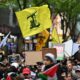 La bandera de Hizbulá durante una manifestación en Australia. 
EFE/EPA/JAMES ROSS