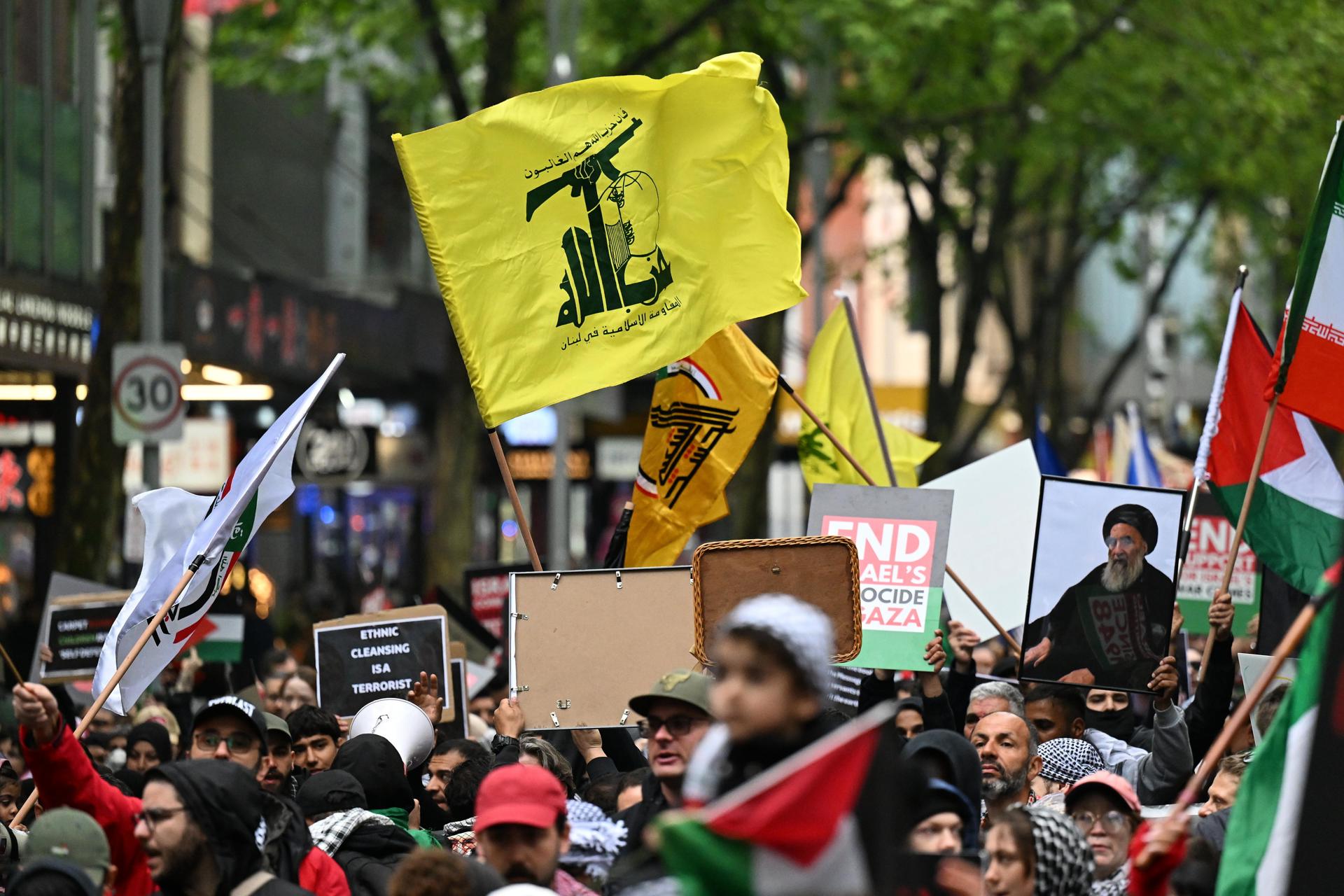 La bandera de Hizbulá durante una manifestación en Australia. 
EFE/EPA/JAMES ROSS