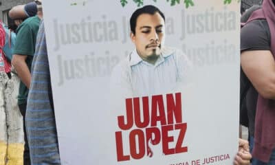 Imagen de archivo de un campesino miembro del Consejo Cívico de Organizaciones Populares e Indígenas de Honduras, que sostiene un cartel con el retrato de Juan López, ambientalista hondureño asesinado el 14 de septiembre de 2024. EFE/ Mauricio Ordoñez Castro