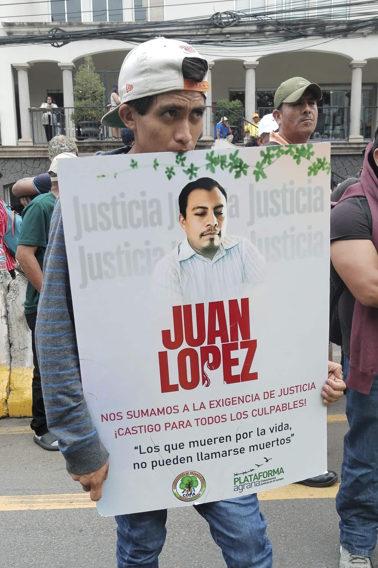 Imagen de archivo de un campesino miembro del Consejo Cívico de Organizaciones Populares e Indígenas de Honduras, que sostiene un cartel con el retrato de Juan López, ambientalista hondureño asesinado el 14 de septiembre de 2024. EFE/ Mauricio Ordoñez Castro