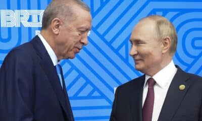 El presidente ruso, Vladimir Putin (derecha), da la bienvenida al presidente turco, Recep Tayyip Erdogan, antes de su reunión al margen de la cumbre BRICS en Kazán, Rusia, el 23 de octubre de 2024. La cumbre BRICS tendrá lugar del 22 al 24 de octubre. (Rusia) EFE/EPA/ALEXANDER ZEMLIANICHENKO / PISCINA