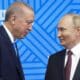 El presidente ruso, Vladimir Putin (derecha), da la bienvenida al presidente turco, Recep Tayyip Erdogan, antes de su reunión al margen de la cumbre BRICS en Kazán, Rusia, el 23 de octubre de 2024. La cumbre BRICS tendrá lugar del 22 al 24 de octubre. (Rusia) EFE/EPA/ALEXANDER ZEMLIANICHENKO / PISCINA