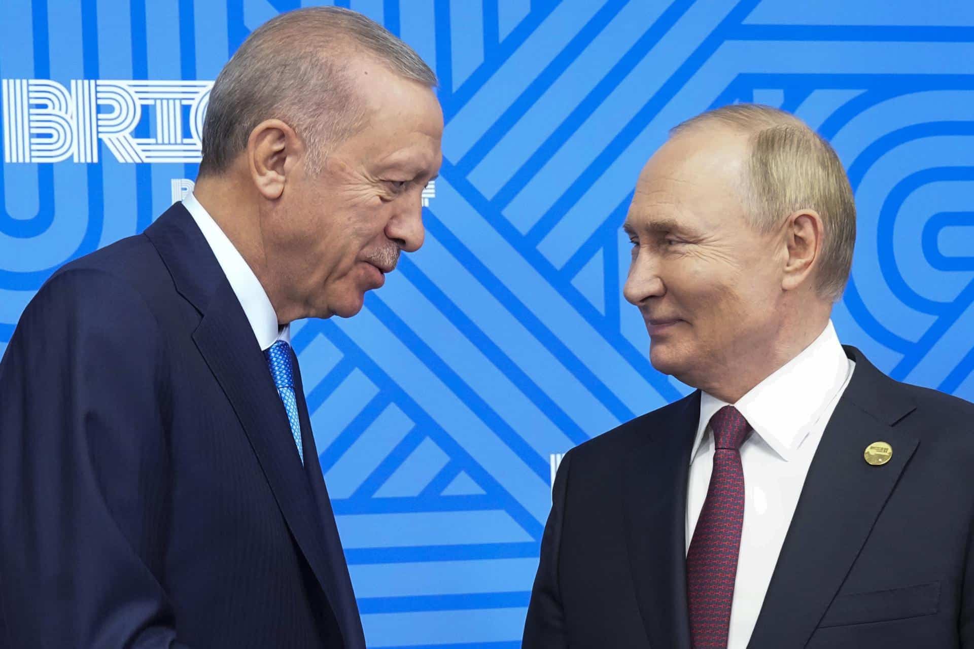 El presidente ruso, Vladimir Putin (derecha), da la bienvenida al presidente turco, Recep Tayyip Erdogan, antes de su reunión al margen de la cumbre BRICS en Kazán, Rusia, el 23 de octubre de 2024. La cumbre BRICS tendrá lugar del 22 al 24 de octubre. (Rusia) EFE/EPA/ALEXANDER ZEMLIANICHENKO / PISCINA