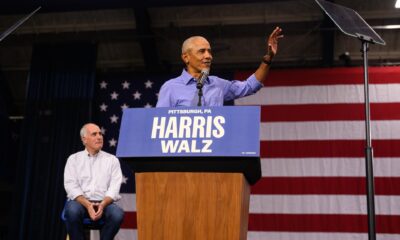 El expresidente estadounidense Barack Obama saluda a la gente en un evento de campaña para la vicepresidenta y candidata presidencial demócrata Kamala Harris en el Fitzgerald Field House de la Universidad de Pittsburgh en Pittsburgh, Pensilvania, EE. UU., el 10 de octubre de 2024. EFE/EPA/Justin Merriman