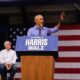 El expresidente estadounidense Barack Obama saluda a la gente en un evento de campaña para la vicepresidenta y candidata presidencial demócrata Kamala Harris en el Fitzgerald Field House de la Universidad de Pittsburgh en Pittsburgh, Pensilvania, EE. UU., el 10 de octubre de 2024. EFE/EPA/Justin Merriman