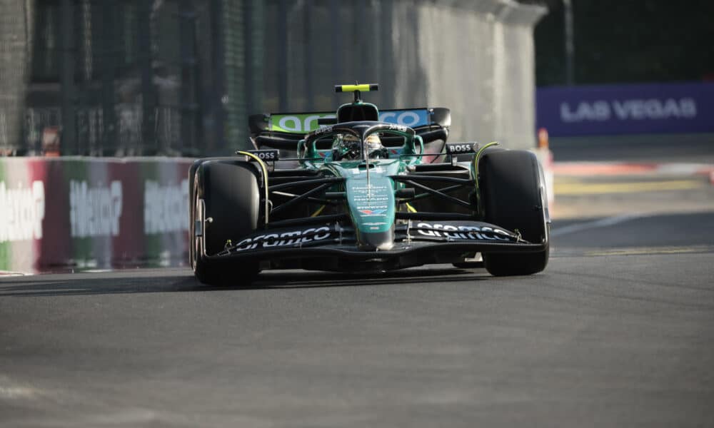 El piloto español del equipo Aston Martin Fernando Alonso, participa en la segunda sesión de prácticas este viernes del Gran Premio de Fórmula 1 en el Autódromo Hermanos Rodriguez de la Ciudad de México (México). EFE/José Méndez