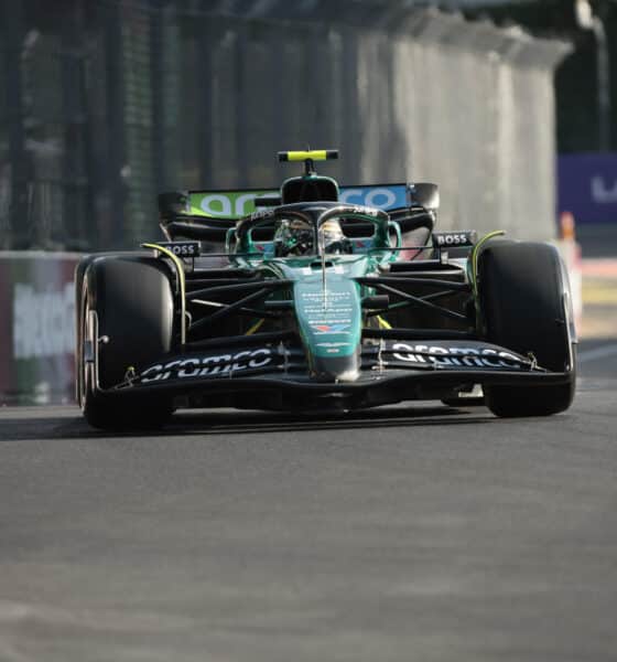 El piloto español del equipo Aston Martin Fernando Alonso, participa en la segunda sesión de prácticas este viernes del Gran Premio de Fórmula 1 en el Autódromo Hermanos Rodriguez de la Ciudad de México (México). EFE/José Méndez