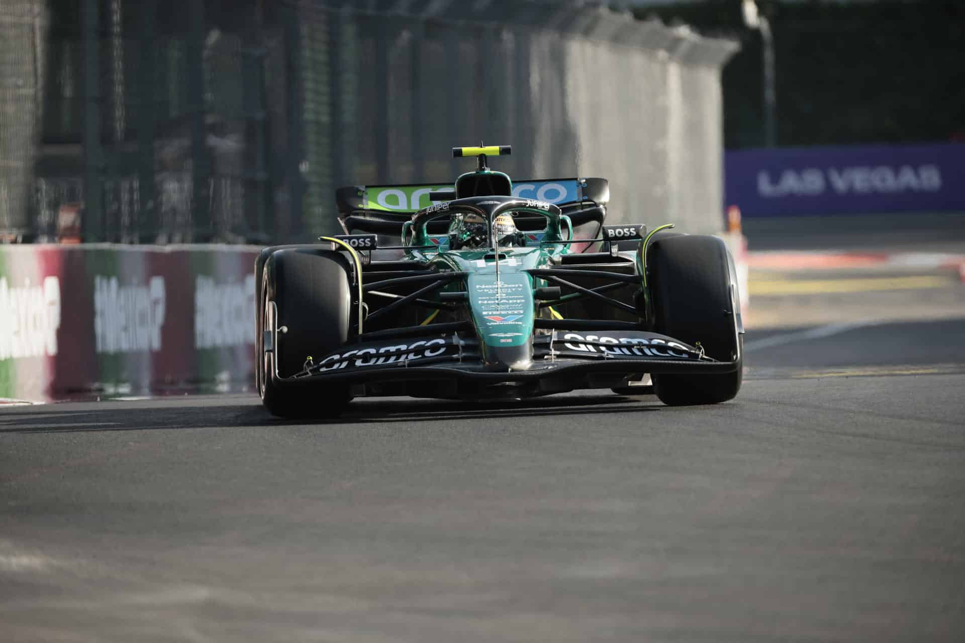 El piloto español del equipo Aston Martin Fernando Alonso, participa en la segunda sesión de prácticas este viernes del Gran Premio de Fórmula 1 en el Autódromo Hermanos Rodriguez de la Ciudad de México (México). EFE/José Méndez