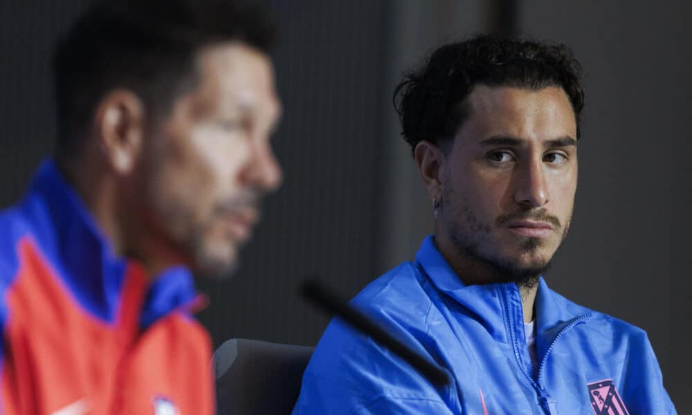 Giménez, junto a Simeone en la rueda de prensa de este martes. EFE/ Sergio Pérez