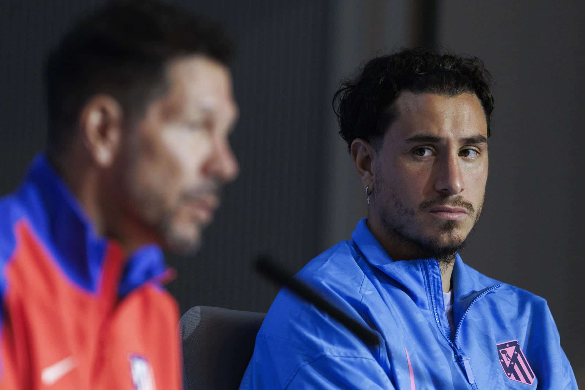 Giménez, junto a Simeone en la rueda de prensa de este martes. EFE/ Sergio Pérez