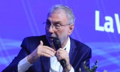 El exdirector de The Washington Post y autor del libro 'Frente al Poder', Marty Baron participa en el foro Periodismo y poder. Una mirada al rol de la prensa a días de las cruciales elecciones en Estados Unidos este viernes, durante la 80 Asamblea general de la Sociedad Interamericana de Prensa (SIP), en Córdoba (Argentina). EFE/ Sebastian Salguero