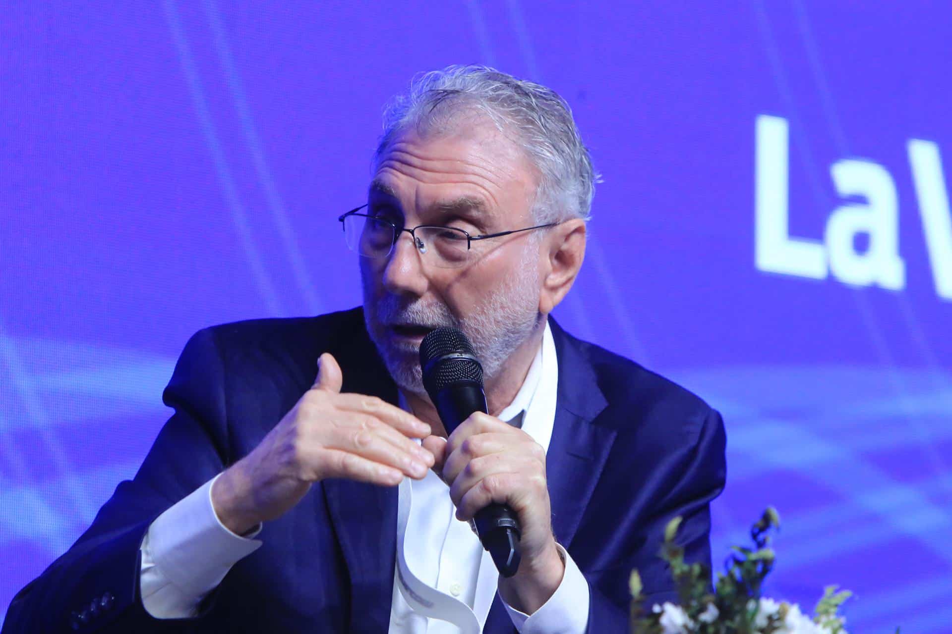 El exdirector de The Washington Post y autor del libro 'Frente al Poder', Marty Baron participa en el foro Periodismo y poder. Una mirada al rol de la prensa a días de las cruciales elecciones en Estados Unidos este viernes, durante la 80 Asamblea general de la Sociedad Interamericana de Prensa (SIP), en Córdoba (Argentina). EFE/ Sebastian Salguero