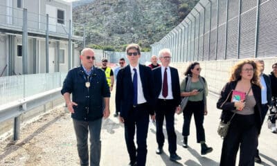 El diputado italiano Riccardo Magi fue el primero en viajar a Albania para supervisar los polémicos centros a los que el Gobierno de Giorgia Meloni envía a los inmigrantes que llegan al Italia y, a su salida, ha manifestado su indignación por lo que considera "una colonia carcelaria", "vergonzosa" y "absurda". En la imagen el diputado italiano Riccardo Magi visita el centro de retención de inmigrantes italiano en territorio albanés. EFE/+ EUROPA SOLO USO EDITORIAL/SOLO DISPONIBLE PARA ILUSTRAR LA NOTICIA QUE ACOMPAÑA (CRÉDITO OBLIGATORIO)