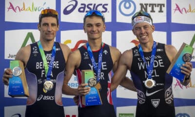 TORREMOLINOS (MÁLAGA), 20/10/2024.- Podio final del Mundial de triatlón tras la última prueba disputada en Torremolinos, el triatleta francés Leo Bergere (i), segundo clasificado, el británico Alex Yee (c), campeón del mundo, y el neozelandés Hayden Wild (d), tercero. EFE/Álvaro Cabrera