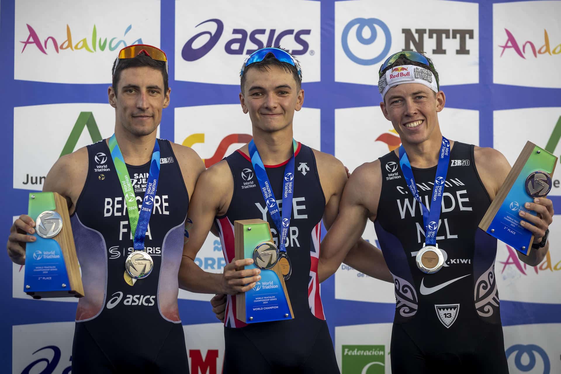 TORREMOLINOS (MÁLAGA), 20/10/2024.- Podio final del Mundial de triatlón tras la última prueba disputada en Torremolinos, el triatleta francés Leo Bergere (i), segundo clasificado, el británico Alex Yee (c), campeón del mundo, y el neozelandés Hayden Wild (d), tercero. EFE/Álvaro Cabrera