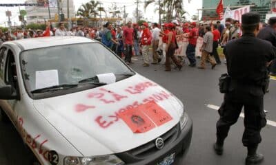 Fotografía de archivo en donde se ve un carro de prensa violentado en las calles de San Salvador (El Salvador). EFE/Roberto Escobar