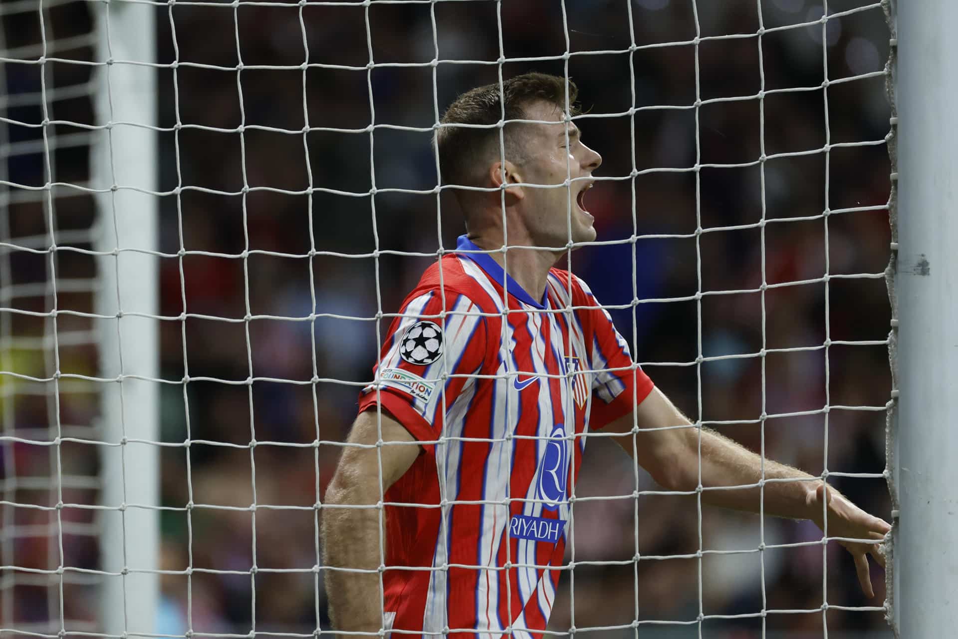 Sorloth, durante el partido contra el Lille. EFE/ Juanjo Martin