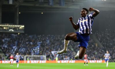 El delantero español del Oporto Samu Omorodion celebra uno de sus dos goles contra el Manchester United. EFE/EPA/MANUEL FERNANDO ARAUJO