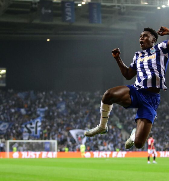 El delantero español del Oporto Samu Omorodion celebra uno de sus dos goles contra el Manchester United. EFE/EPA/MANUEL FERNANDO ARAUJO