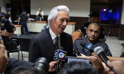 El periodista José Rubén Zamora habla con periodistas este viernes en Ciudad de Guatemala (Guatemala). EFE/ David Toro