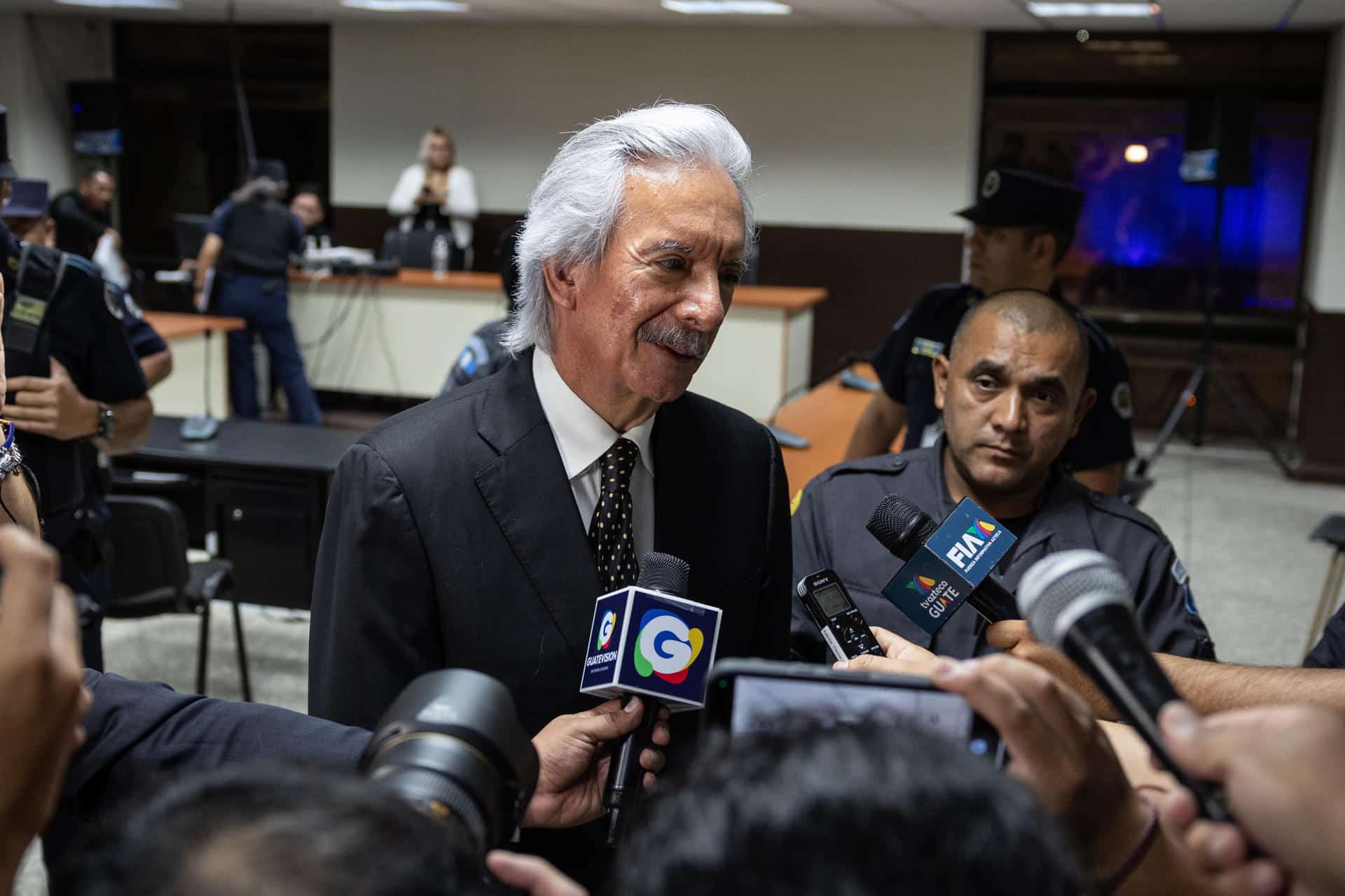 El periodista José Rubén Zamora habla con periodistas este viernes en Ciudad de Guatemala (Guatemala). EFE/ David Toro