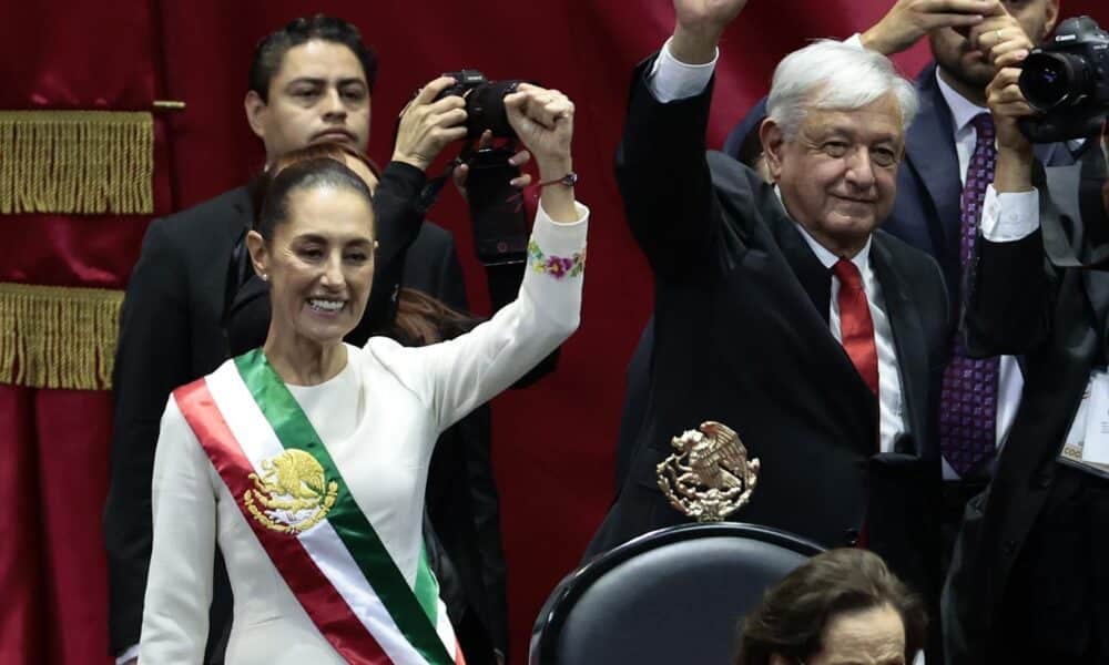 La presidenta de México Claudia Sheinbaum (i) acompañada de presidenta de la Cámara de Diputados, Ifigenia Martínez (c) y el mandatario saliente, Andrés Manuel López Obrador (d), (2018-2024), al termino de la toma de protesta en la Cámara de Diputados este martes en la Ciudad de México (México). EFE/José Méndez