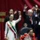 La presidenta de México Claudia Sheinbaum (i) acompañada de presidenta de la Cámara de Diputados, Ifigenia Martínez (c) y el mandatario saliente, Andrés Manuel López Obrador (d), (2018-2024), al termino de la toma de protesta en la Cámara de Diputados este martes en la Ciudad de México (México). EFE/José Méndez