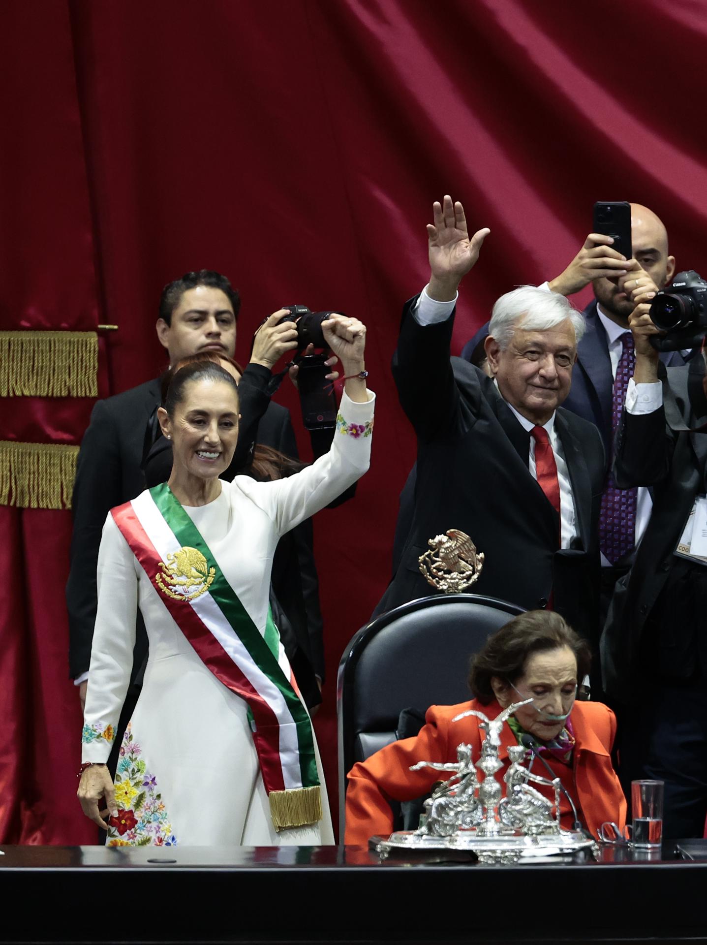 La presidenta de México Claudia Sheinbaum (i) acompañada de presidenta de la Cámara de Diputados, Ifigenia Martínez (c) y el mandatario saliente, Andrés Manuel López Obrador (d), (2018-2024), al termino de la toma de protesta en la Cámara de Diputados este martes en la Ciudad de México (México). EFE/José Méndez